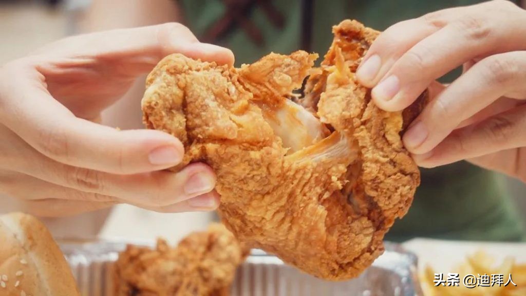 这只“鸡”不一般！啃过都说好！探访来自沙特的灵魂炸鸡店AlBaik