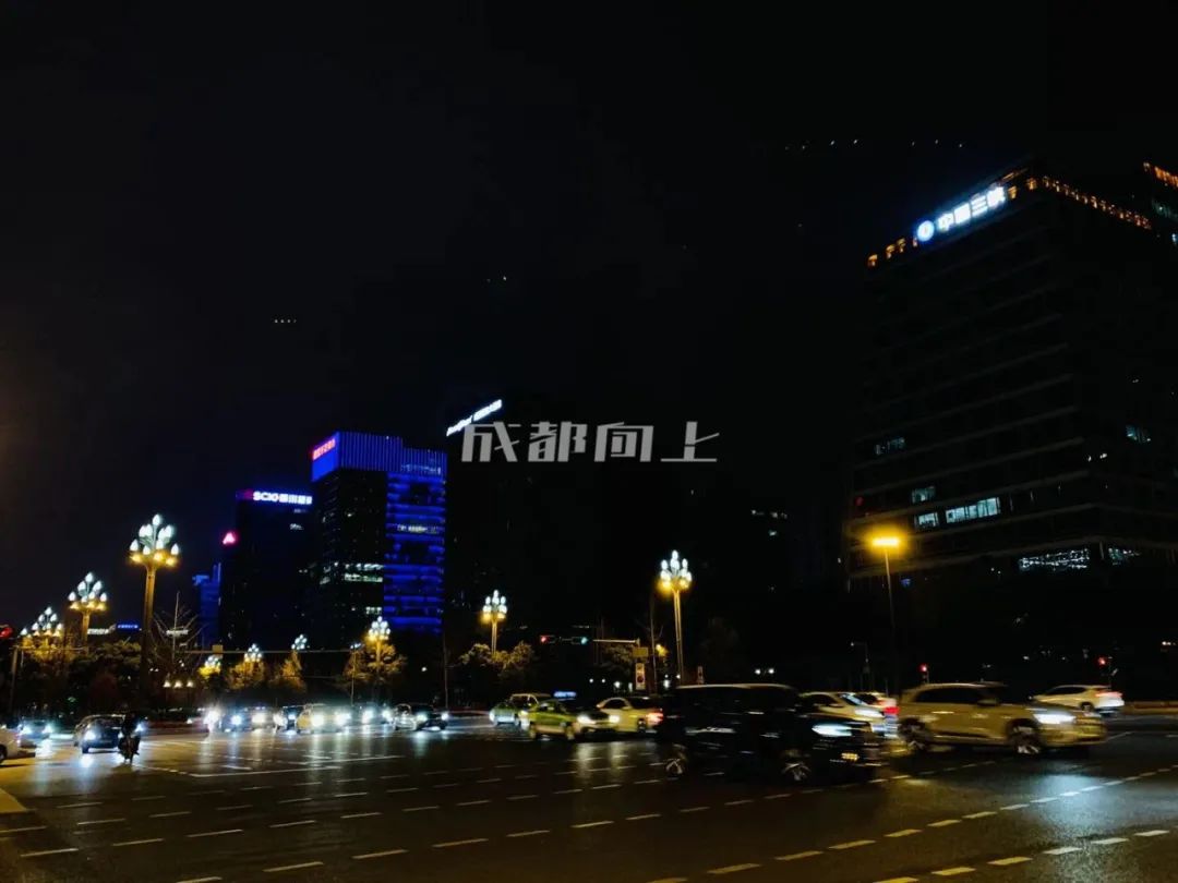 如何让成都变东京？网友：大LOGO收敛点