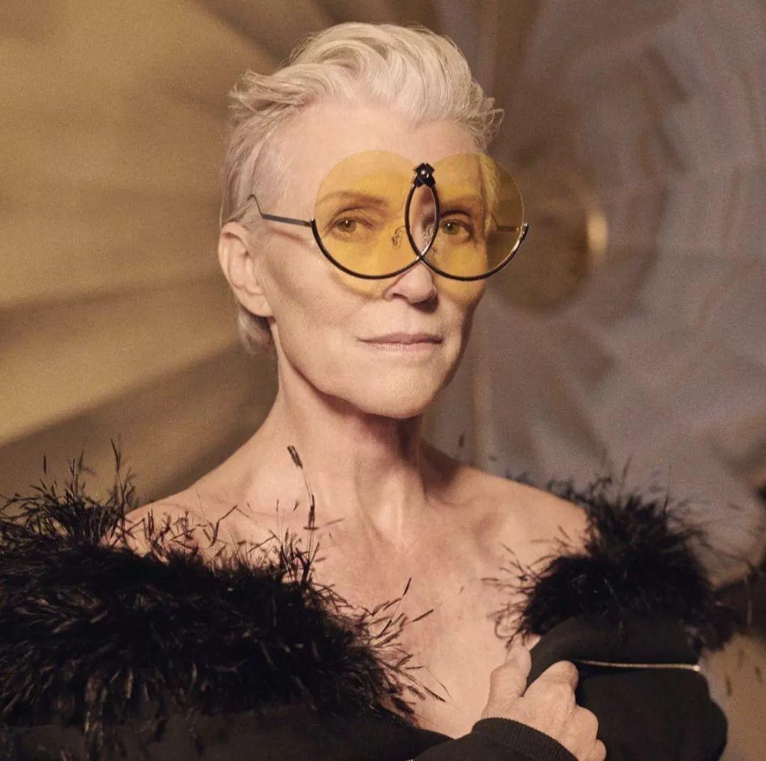 60岁全裸出镜，同框气场碾压小KK，她儿子还是美国版马爸爸！