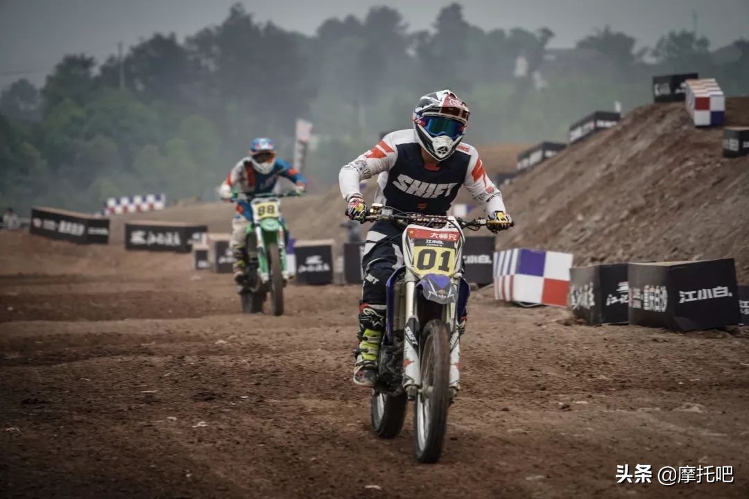 这摩托真好喝。。。不对....这酒真好骑！