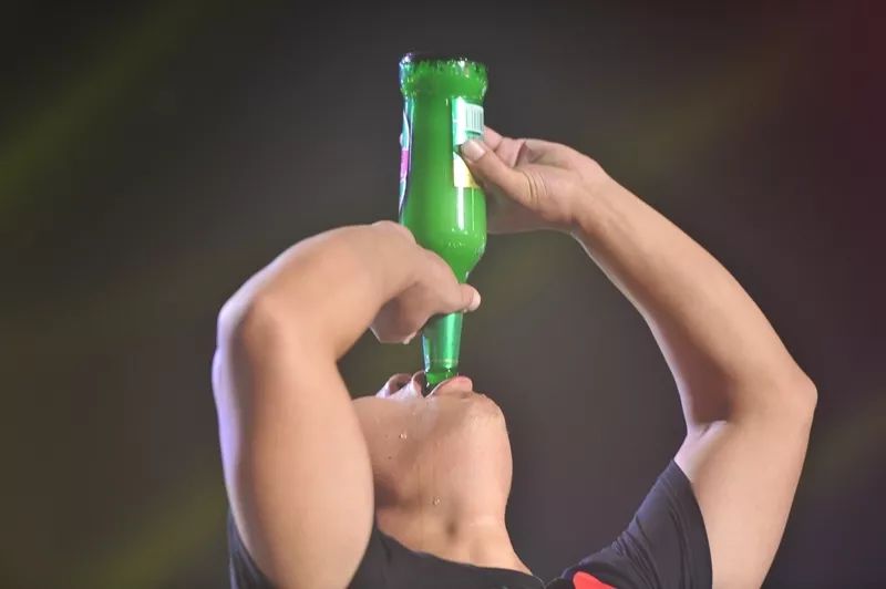 酒王大赛周赛吹瓶最快3秒70！金沙滩啤酒城喊你来战！