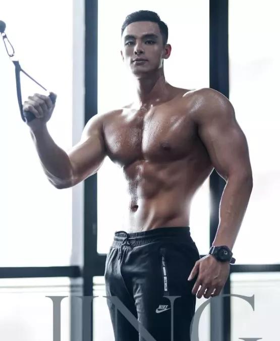 他身高183公分,胸肌硕大差点把衬衫撑爆,这身材简直绝了