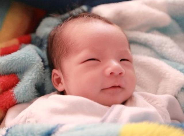 黑龙江宿舍产子室友淡定回应,湖北大三女生厕所产子