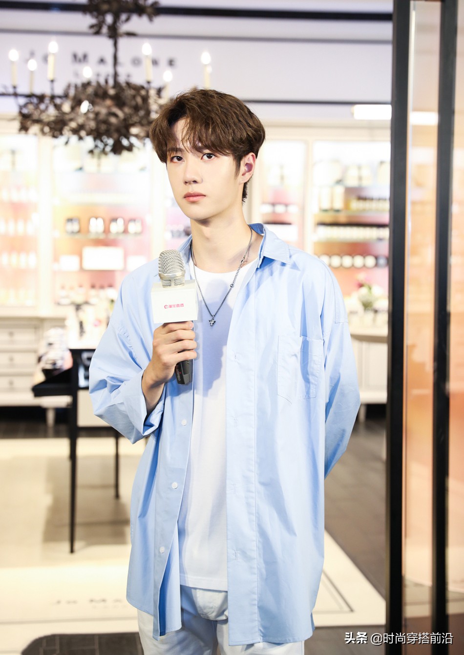 王一博蓝色清爽穿搭似大学校草，傲娇小表情卖萌，斜嘴笑很甜