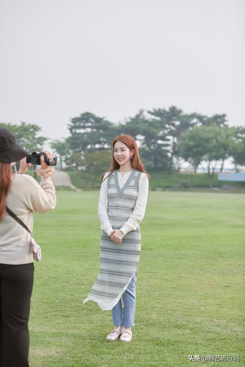 先睹为快:2021春季韩版针织衫新款在明星和模特中流行出现