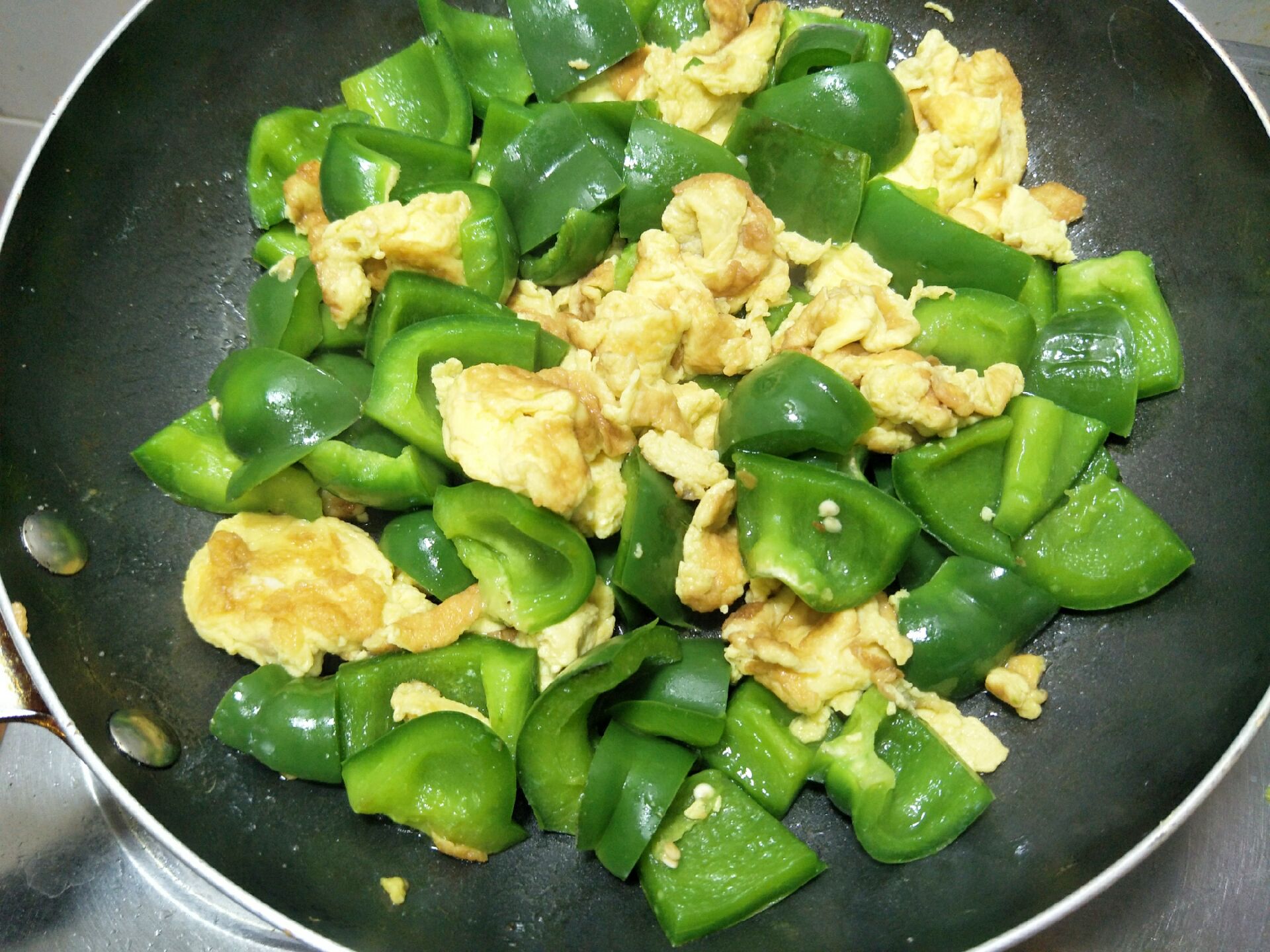 青椒炒鸡蛋,怎样才能又脆又绿,教你详细做法,香嫩好吃