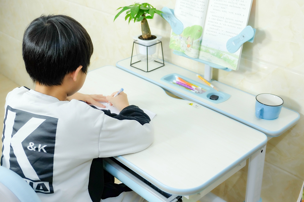 儿童简易爱果乐学习桌椅,爱果乐萌芽椅怎么样