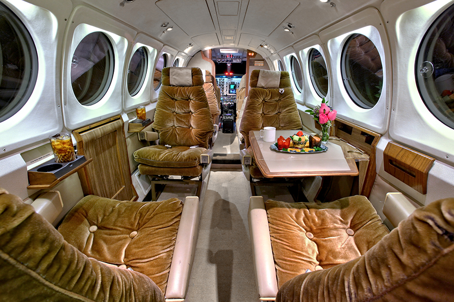 私人飞机制造巨头比奇：从二战时为美军提供军机，到今日被17岁少女偷飞机，究竟有着怎样的魅力？