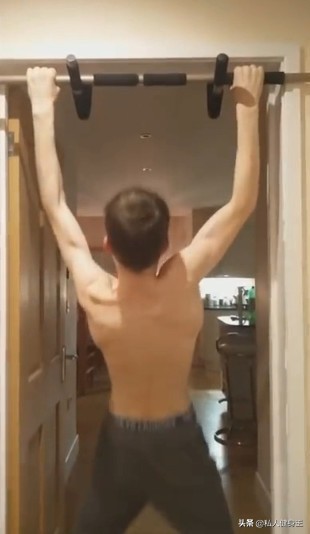 16岁小伙健身一年成肌肉男,78斤独臂独腿小伙健身增肌到130斤