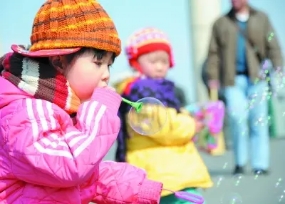 4岁孩子说耳朵疼然后夜晚发烧,4岁小男孩耳朵疼是怎么回事