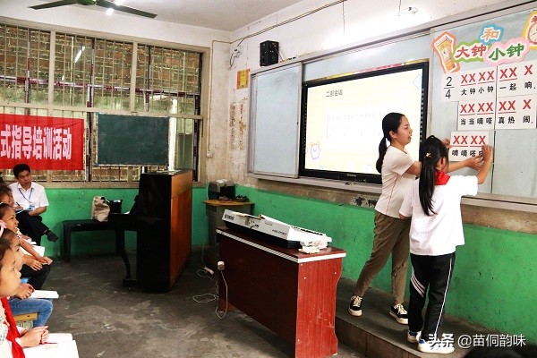 贵阳市南明小学专家组赴贯洞镇中心小学开展入校诊断送培送教活动