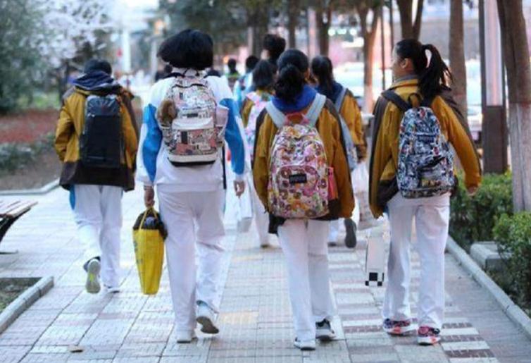 校长不让学生穿汉服进学校违法吗,校长不让学生穿耐克进学校