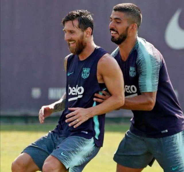 苏亚雷斯梅西c罗同台颁奖,苏亚雷斯梅西c罗欧洲最佳球员