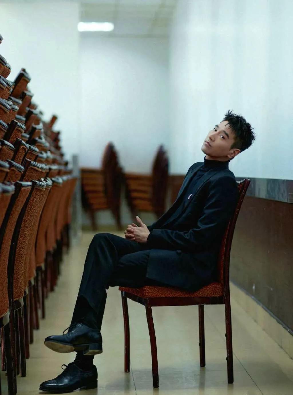 近期男星西装穿搭,一周穿搭男生职场