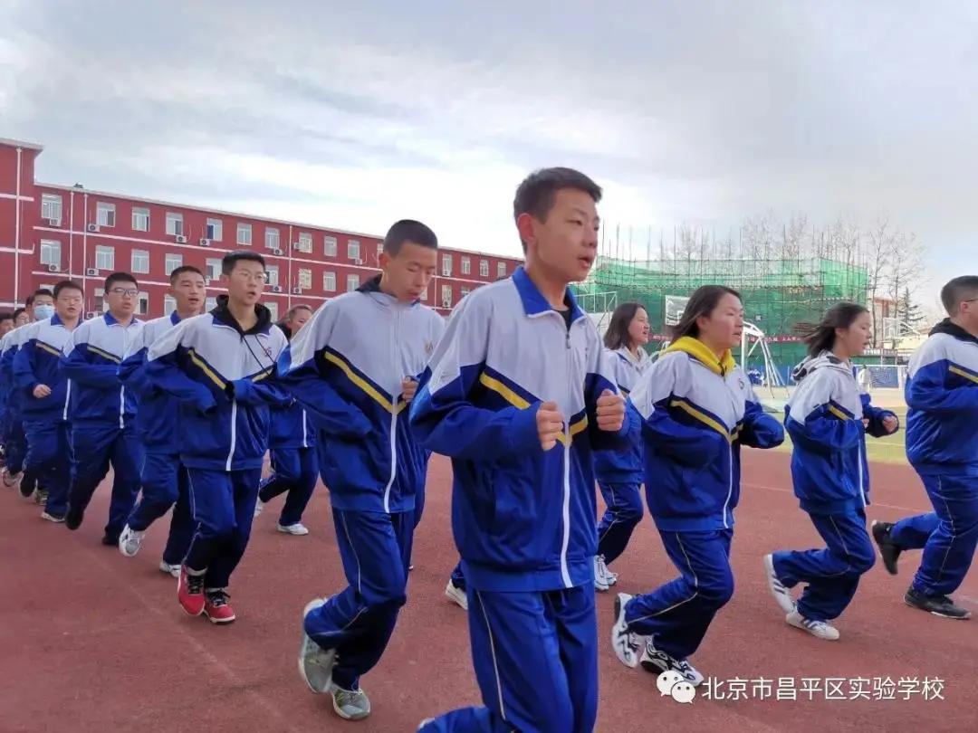 寒冷的早晨也挡不住冬泳人的步伐,寒冷的天气也挡不住我前进的步伐