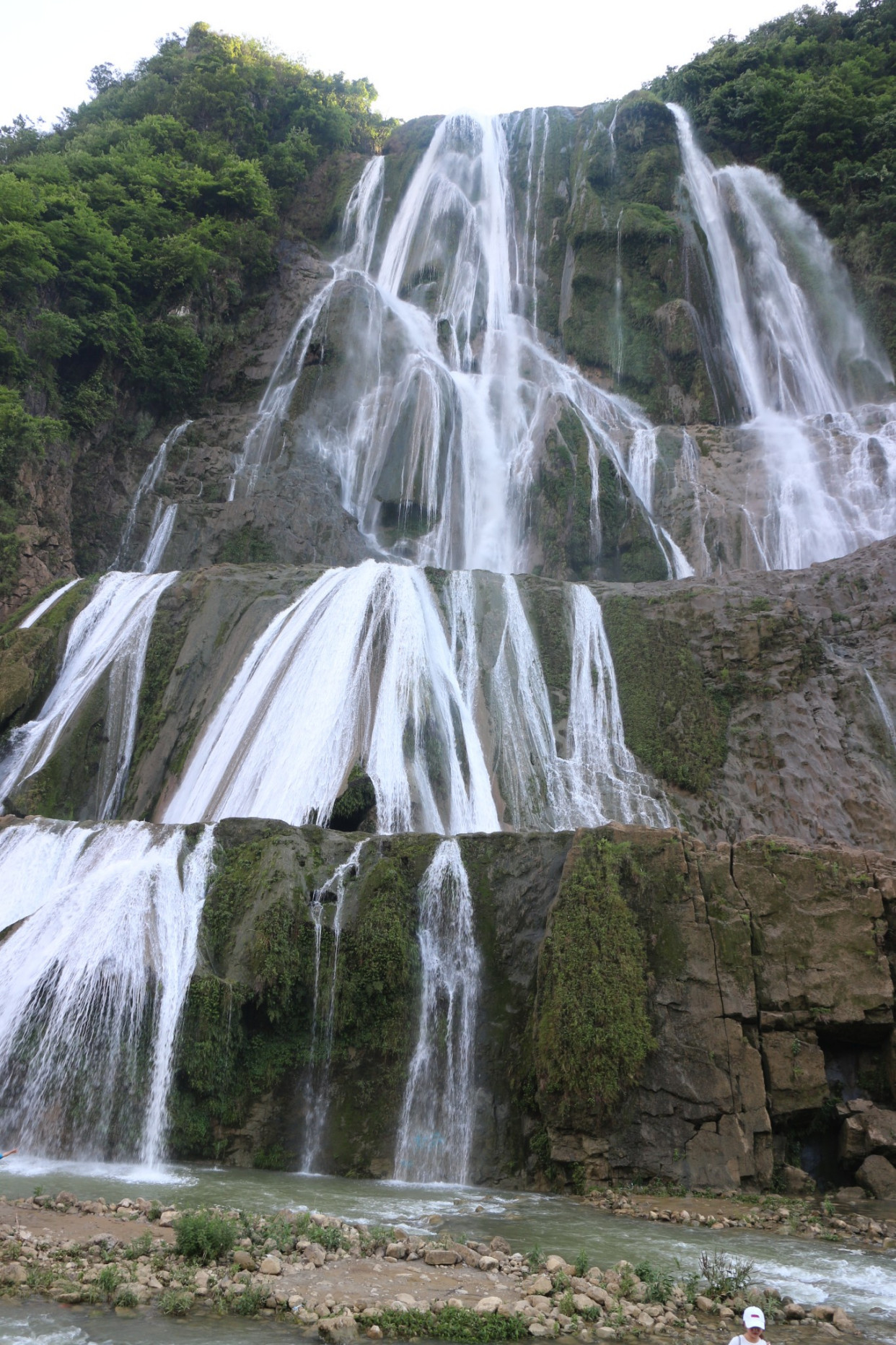 贵州深山发现一条原生态瀑布,贵州发现一个不开发的瀑布