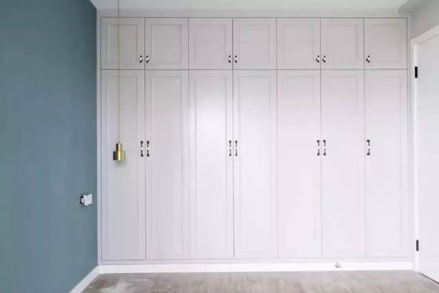 衣柜不到顶该如何处理?学会这4招,教你省下一大笔钱