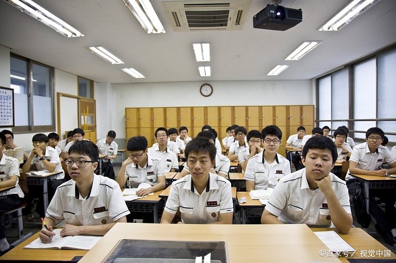 勇赫在教室走廊打篮球，球砸破了窗玻璃，飞溅的玻璃伤了同学的手