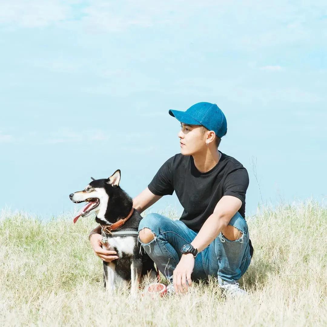 拍照姿势大全男生对镜子超清,男生在花海怎么拍照姿势好看