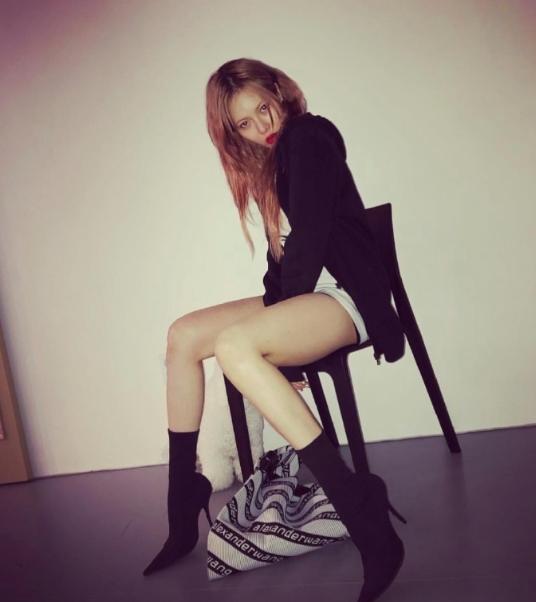 泫雅迷人瞬间,泫雅穿搭毛边短裤