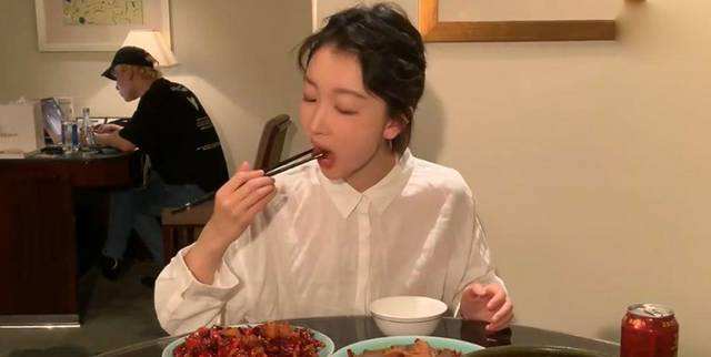 周冬雨的体重是多少斤的,周冬雨晚餐吃饭