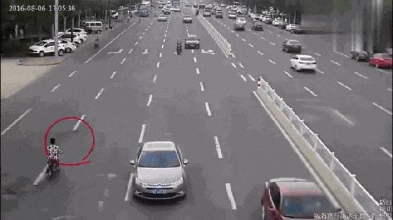 徐州骑电动车不戴头盔被追,徐州骑电动车没戴头盔视频