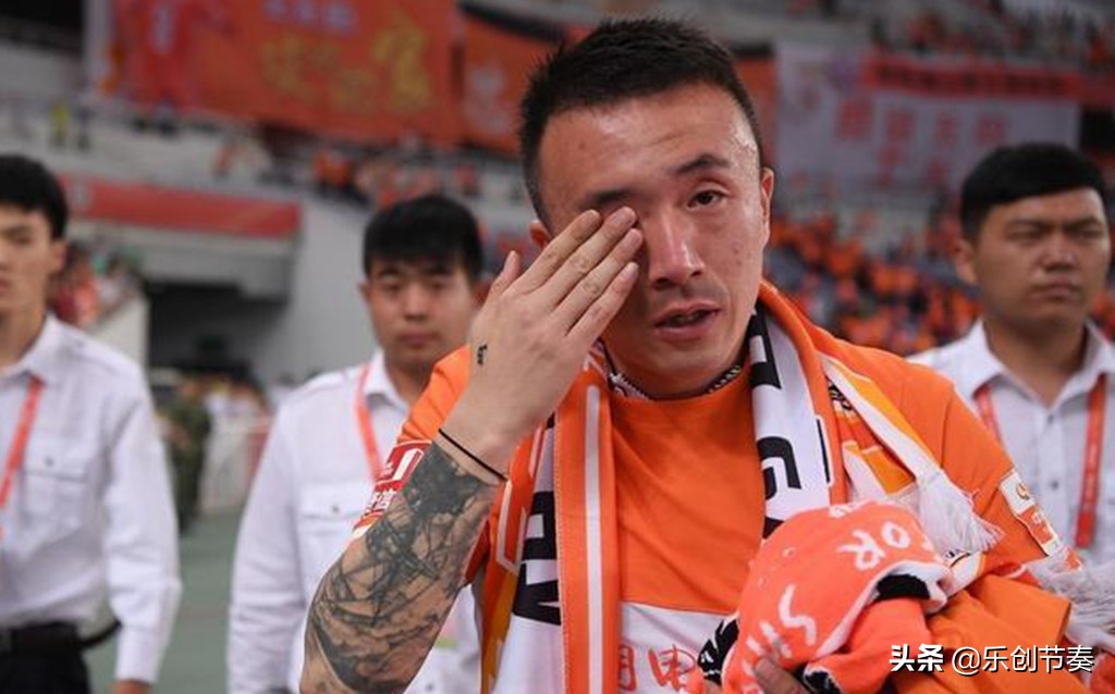 有魄力！国足红人放弃踢中超，曾为鲁能赚1亿，妻子是美籍华人