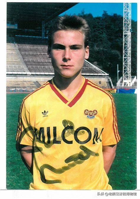 捷克铁人前锋出道，踢中场成名，欧锦赛上跑不死的边翼卫加盟蓝鹰