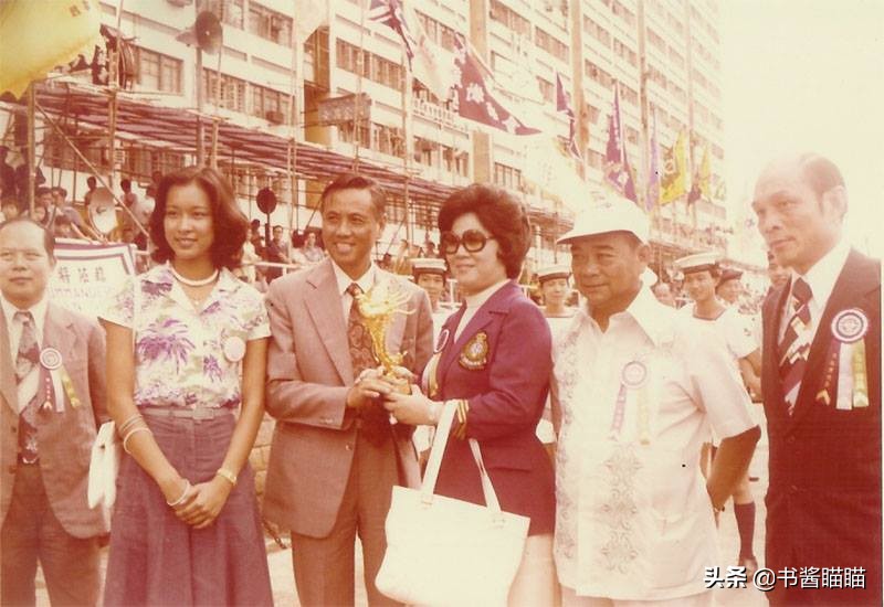 42年后，再看霍震霆和朱玲玲的请柬，依旧有质感，用语现老式豪华