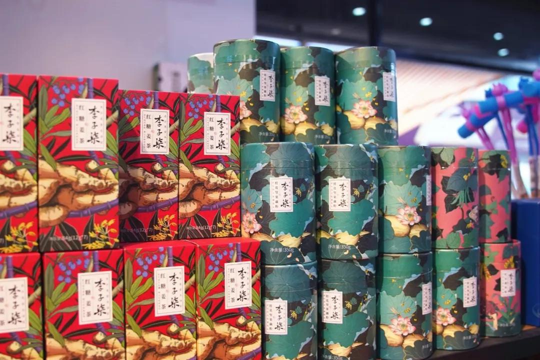 直端零食店“老巢”！好逛到两只手都拿不下