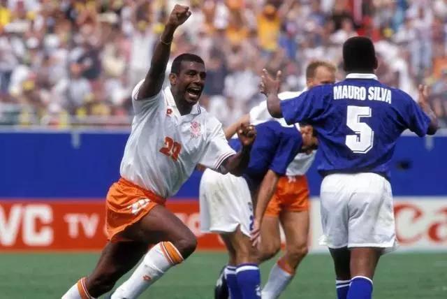 荷兰队和巴西对攻,94年世界杯荷兰比赛