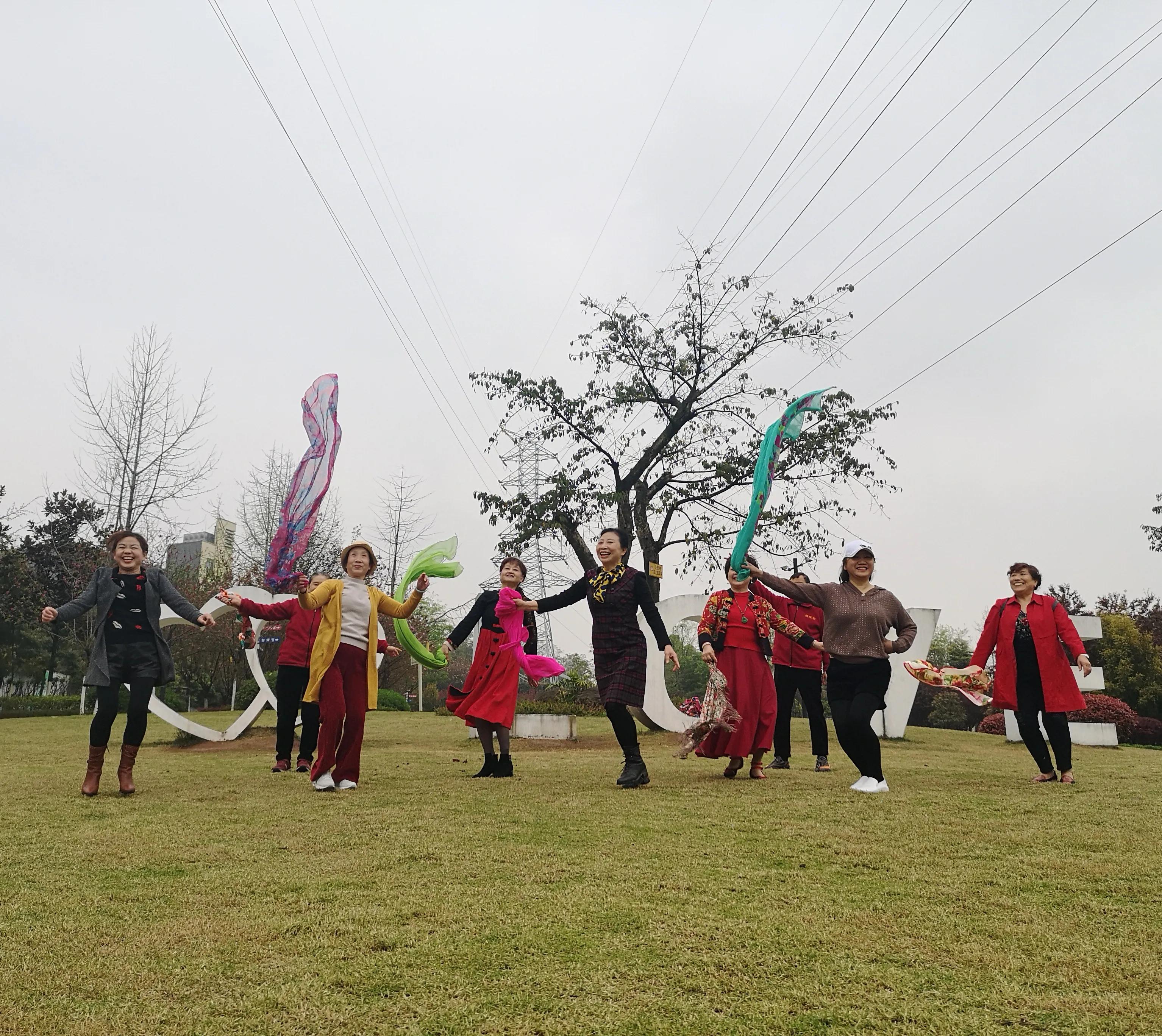 春游和姐妹踏青,春游踏青姐妹拍照