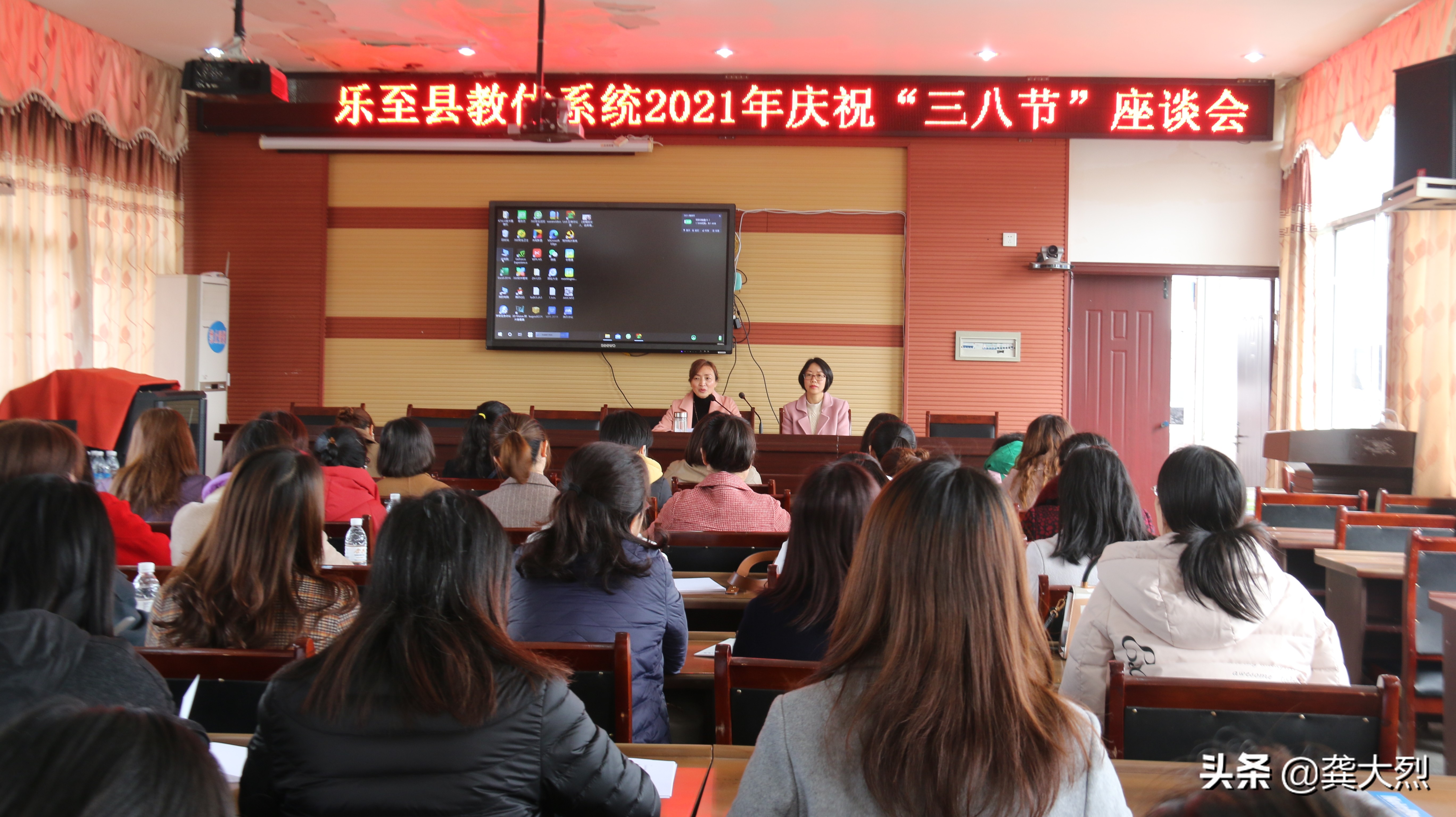 乐至县女教师：有人说，女人是花。我要说，女人是树，是开花的树