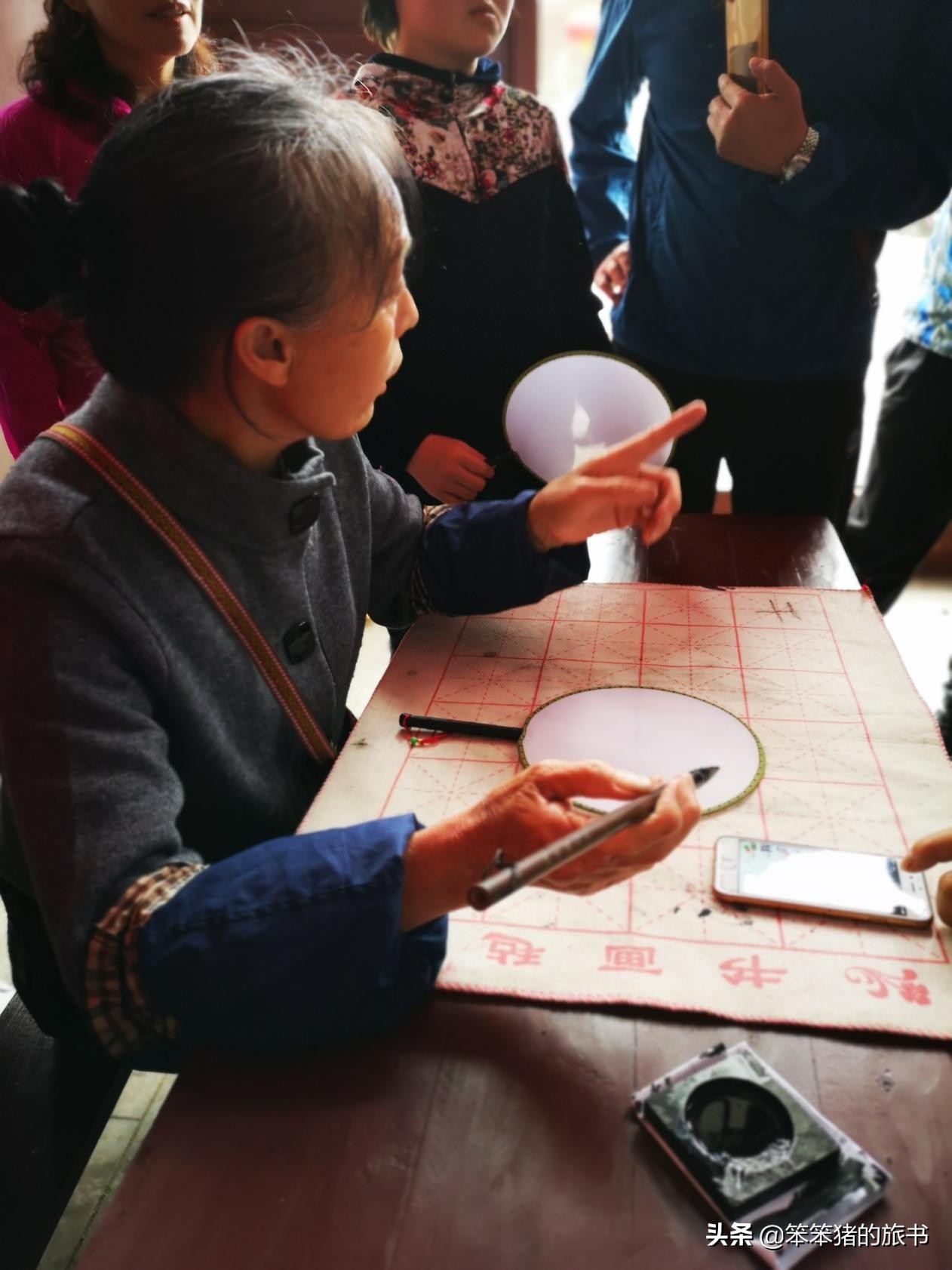 探秘濒临消失的音节文字——女书