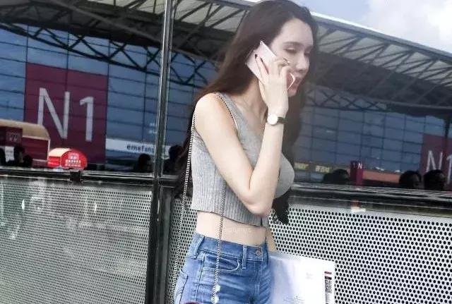 修身时髦牛仔裤,牛仔裤修身的款式很是时尚有型