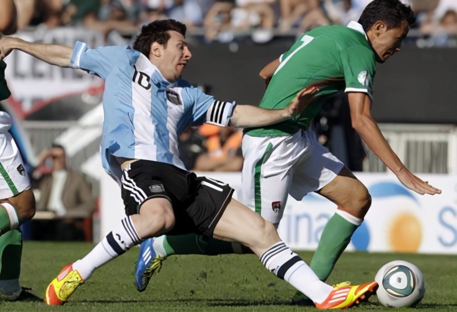 世预赛梅西又被坑,推射进球被吹,国家队生涯还有多少悲催经历?