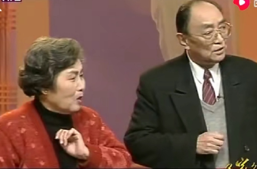 姐姐带弟弟入行，最终都成沪剧名家，曾在台上演母子