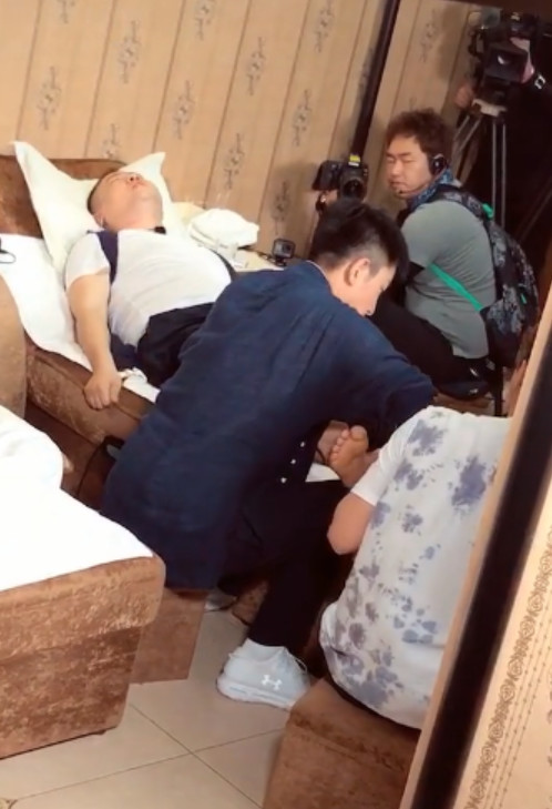 岳云鹏贾乃亮足疗完整版,岳云鹏贾乃亮洗脚