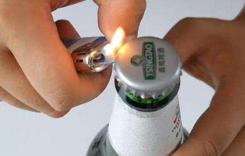 “巧妙”开酒瓶盖,简单几步,自己用手就能开