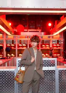 gucci古驰全新终曲时装系列发布会,古驰gucci系列产品