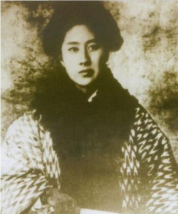 绛帷独拥人争羡,到处咸推吕碧城