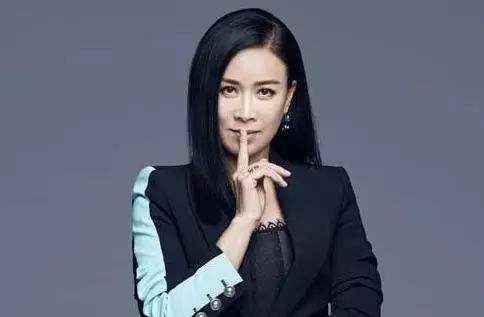 未婚先孕二嫁富豪，恩师偏心王菲说她傻，乐坛一姐那英经历了啥？