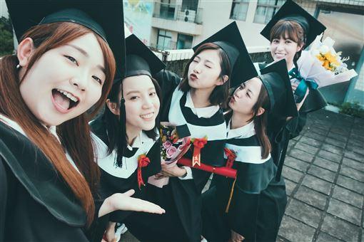 甜美女星为戏增肥14斤，胡吃海喝致胃溃疡，大腿内侧还长满肥胖纹