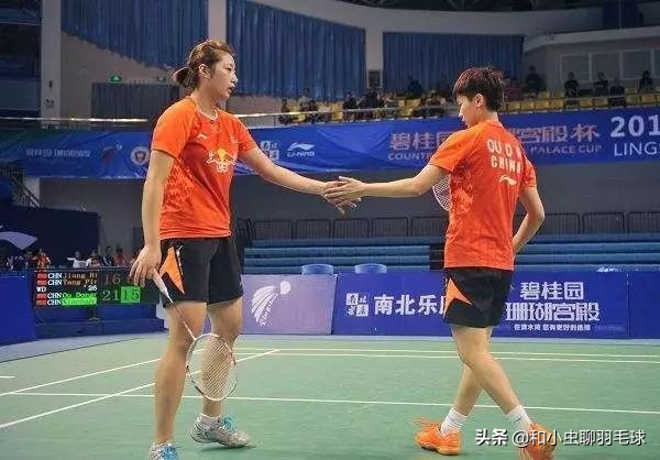 羽毛球单打和双打有什么区别,羽毛球为什么单打可以双打不行