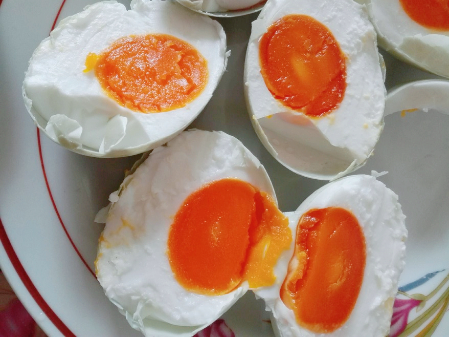 鸭蛋绿壳和白壳区别,买鸭蛋洗了的好还是不洗的好