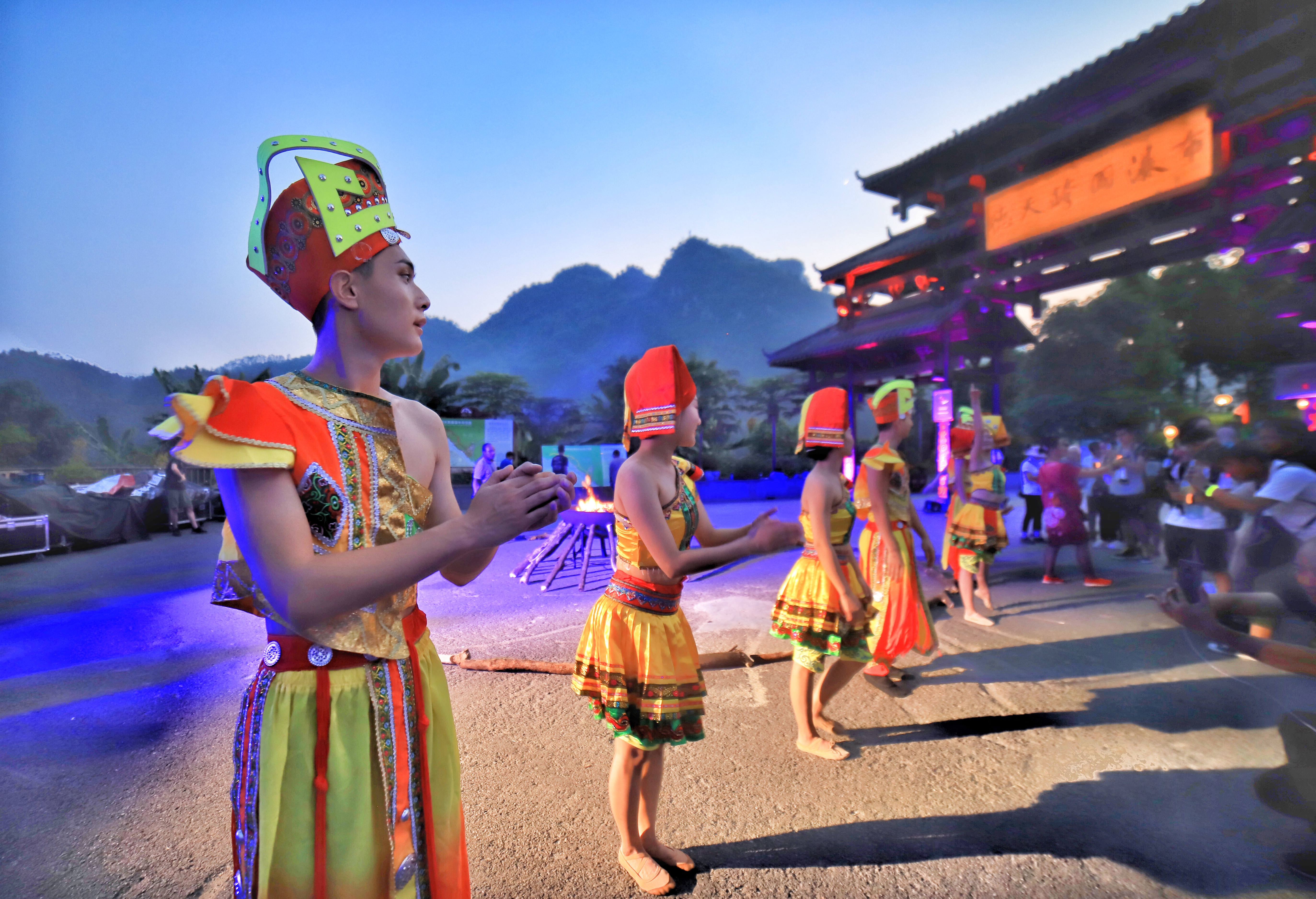 广西德天瀑布有灯光,今日广西德天瀑布