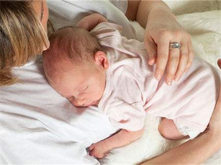 月子里的婴儿可以喝白开水吗,新生儿在月子里用多少尿不湿