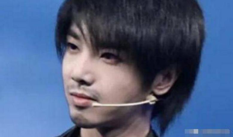 华晨宇以前短发照片,华晨宇各个时期的头发照片