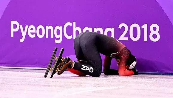 短道速滑1000米韩国两将摔出赛道,韩国短道速滑把队友推出赛道