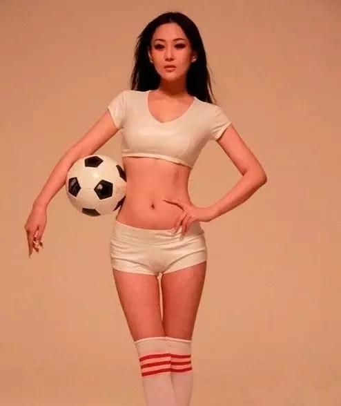 清凉夏日足球宝贝,可爱又迷人的足球宝贝